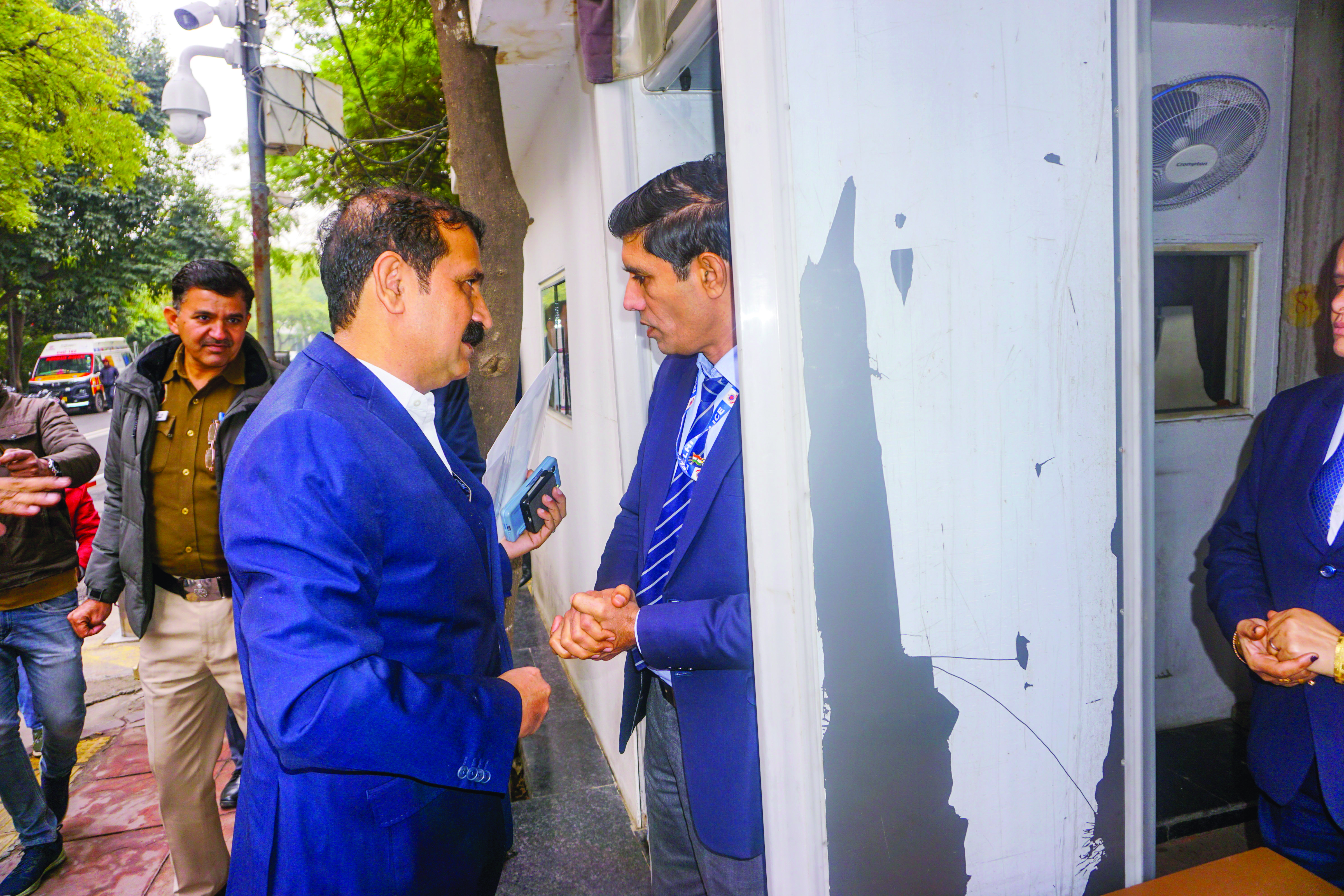 Police serves notice on Kejriwal over claims of poaching AAP MLAs