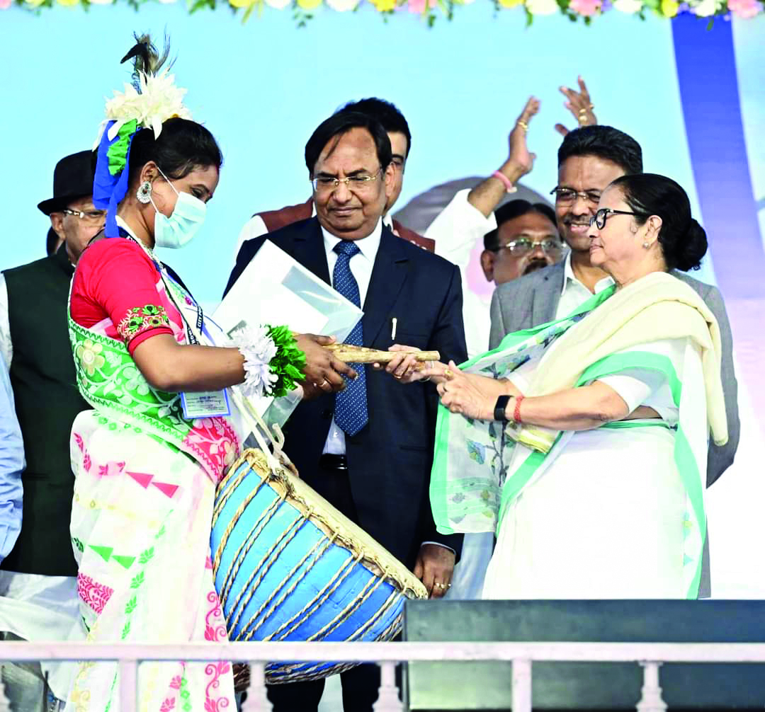 Howrah: CM lays foundation stones, opens projects worth over Rs 700 cr Howrah: CM lays foundation stones, opens projects worth over Rs 700 cr