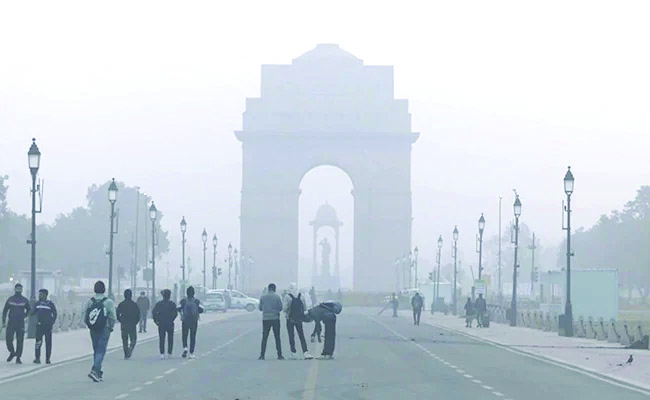 Mercury dips to 5.2 degrees Celsius in Delhi, air quality ‘very poor’