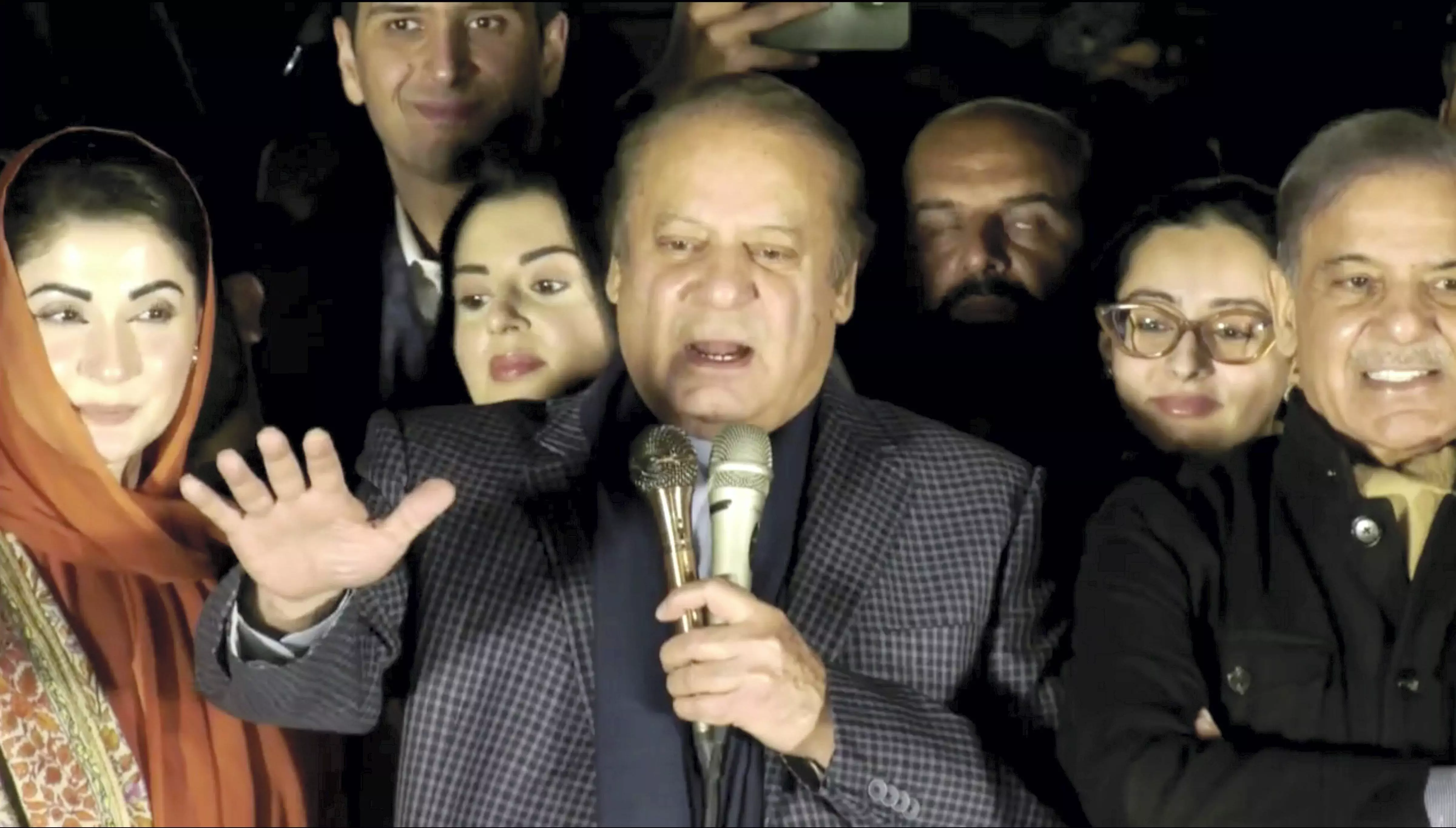 Pak Army chief backs ex-PM Nawaz Sharifs call to form coalition government