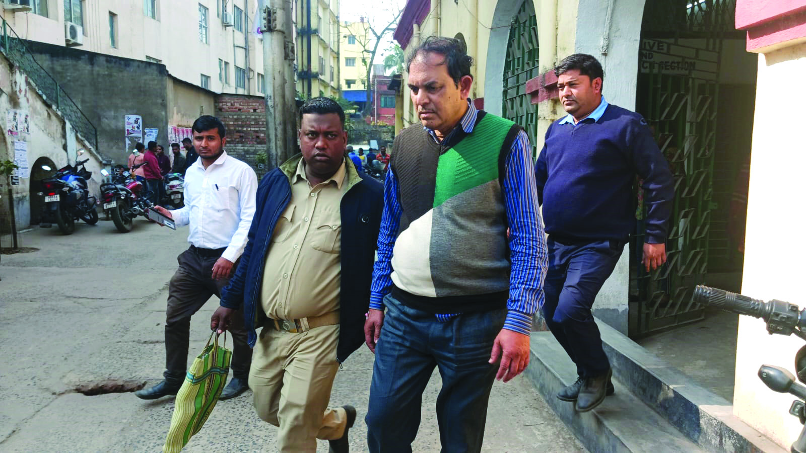 Police arrests man for posing as food safety officer in Malda Police arrests man for posing as food safety officer in Malda