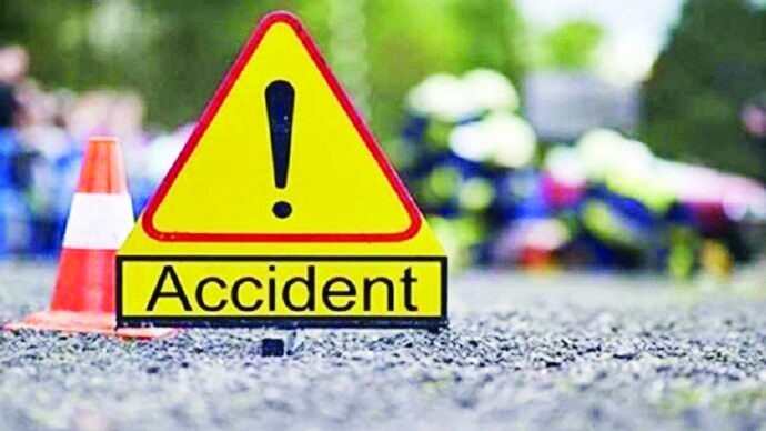 Two minors killed as scooter crashes into road divider Two minors killed as scooter crashes into road divider