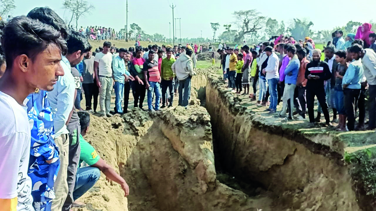 North Dinajpur: 4 kids die in mudslide ‘due to BSF negligence’ North Dinajpur: 4 kids die in mudslide ‘due to BSF negligence’