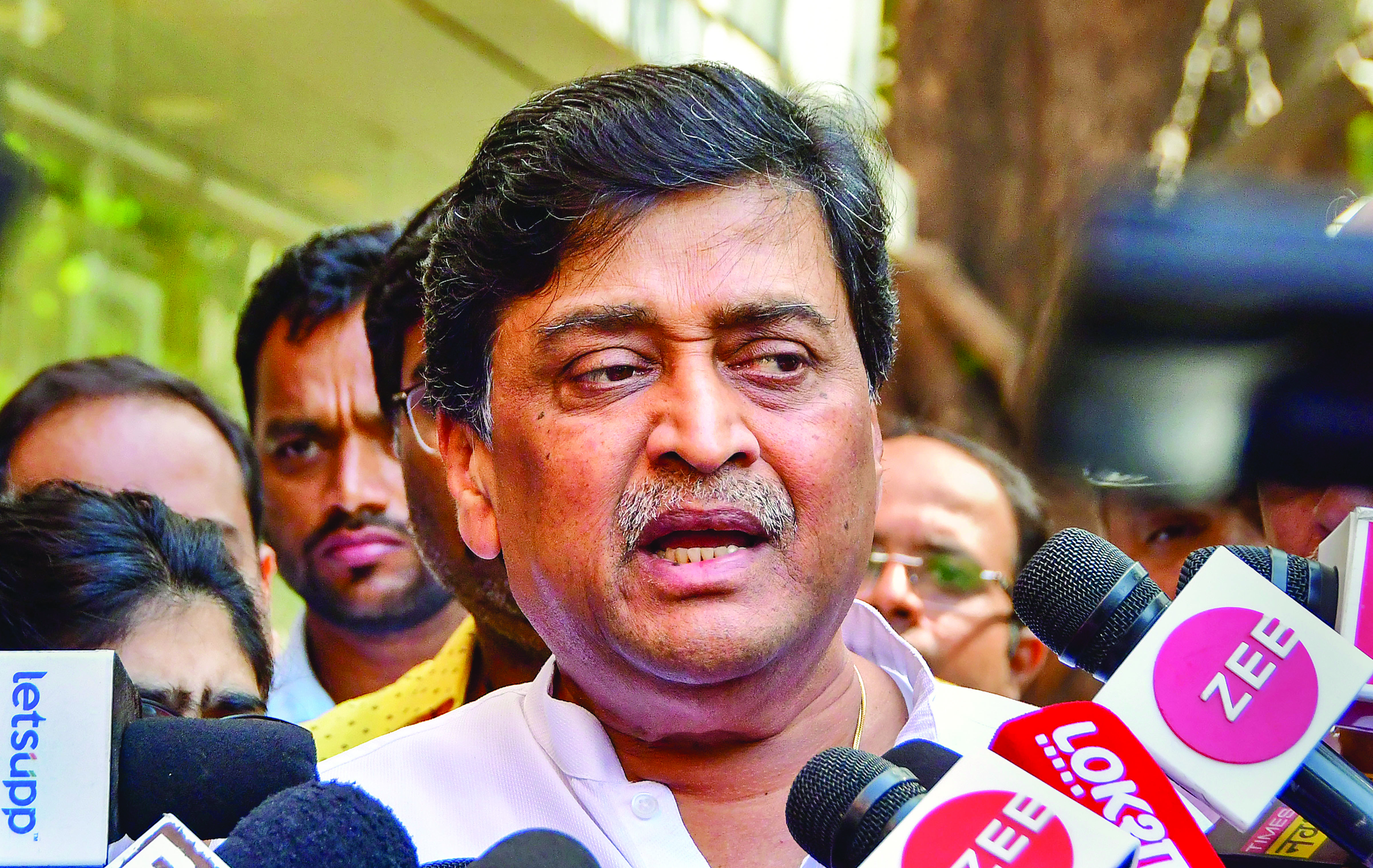 Cong veteran Ashok Chavan quits party Cong veteran Ashok Chavan quits party
