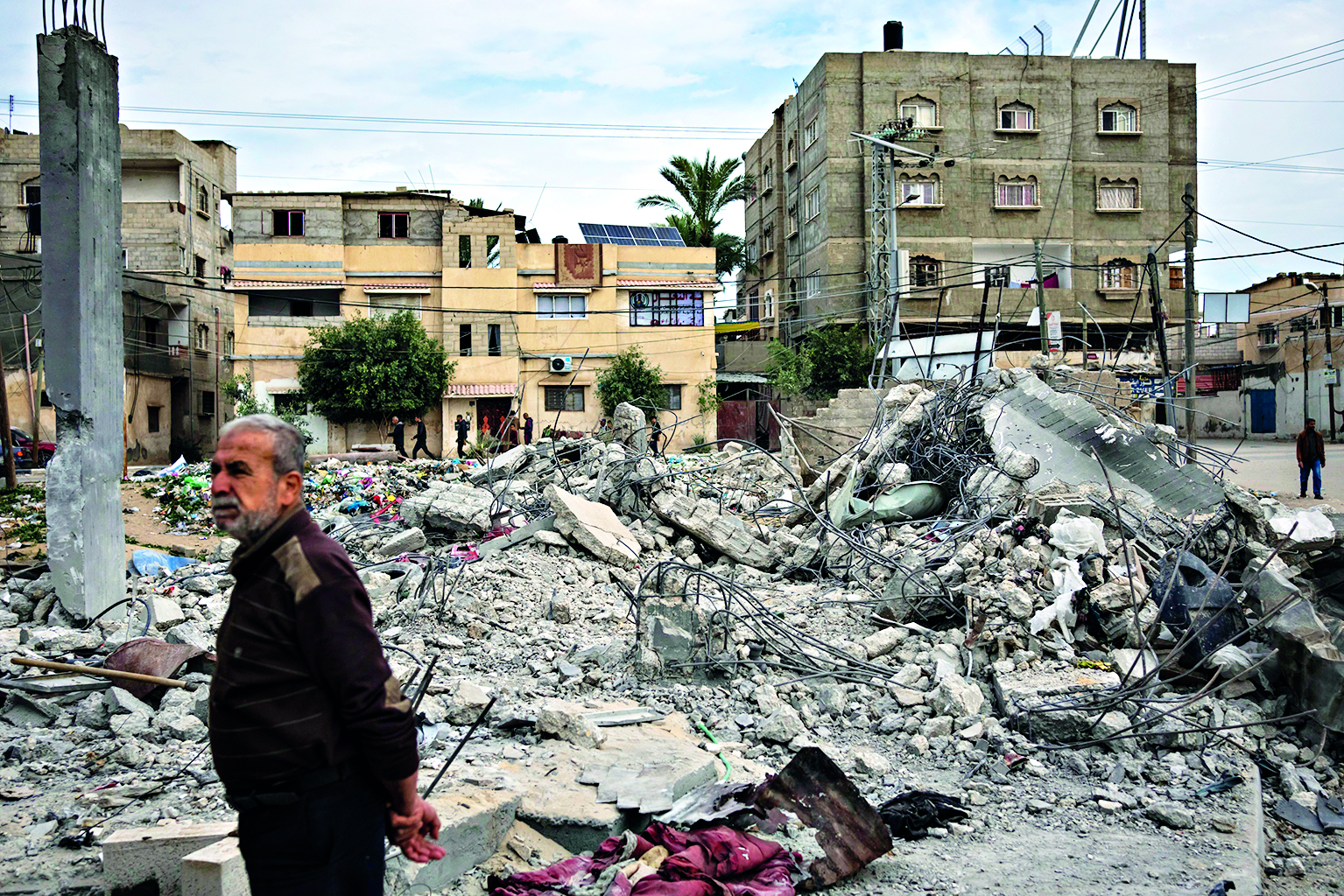 Displaced Palestinians leave one of Gaza’s main hospitals Displaced Palestinians leave one of Gaza’s main hospitals