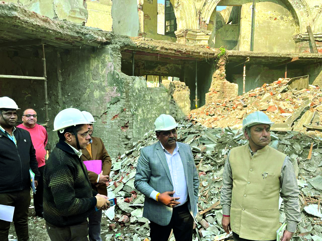 NDMC V-C inspects renovation work of Gole Market Building NDMC V-C inspects renovation work of Gole Market Building