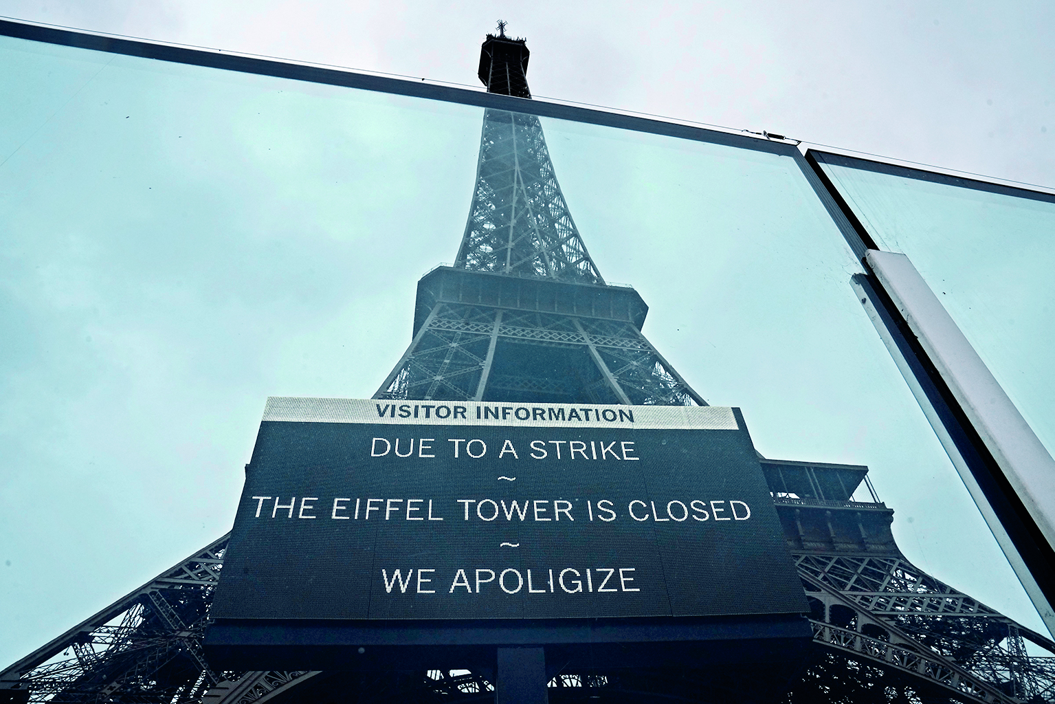 Striking workers again close down Eiffel Tower
