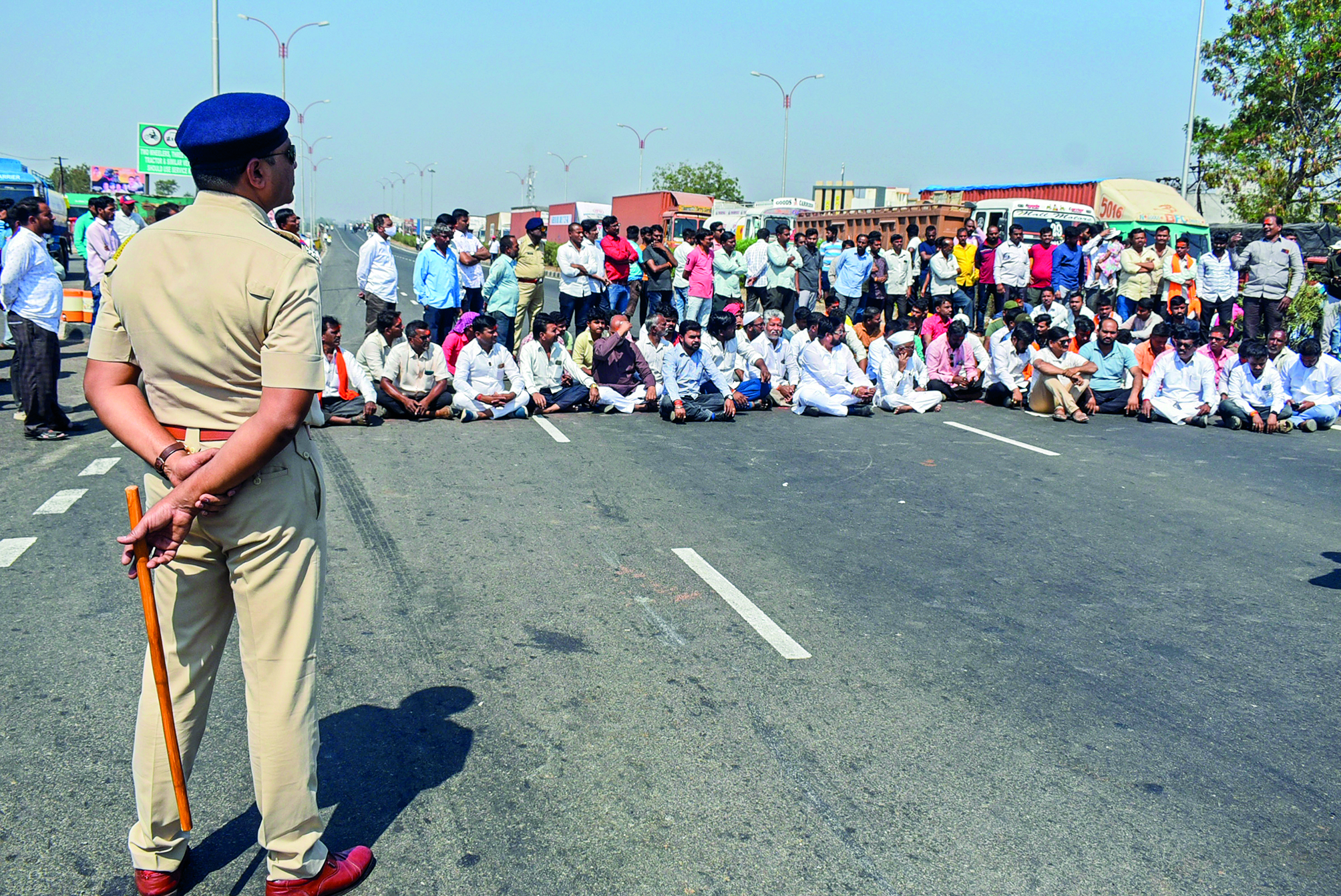 Maharashtra: Quota activist withdraws indefinite fast after 17 days, Internet services suspended in 3 districts Maharashtra: Quota activist withdraws indefinite fast after 17 days, Internet services suspended in 3 districts