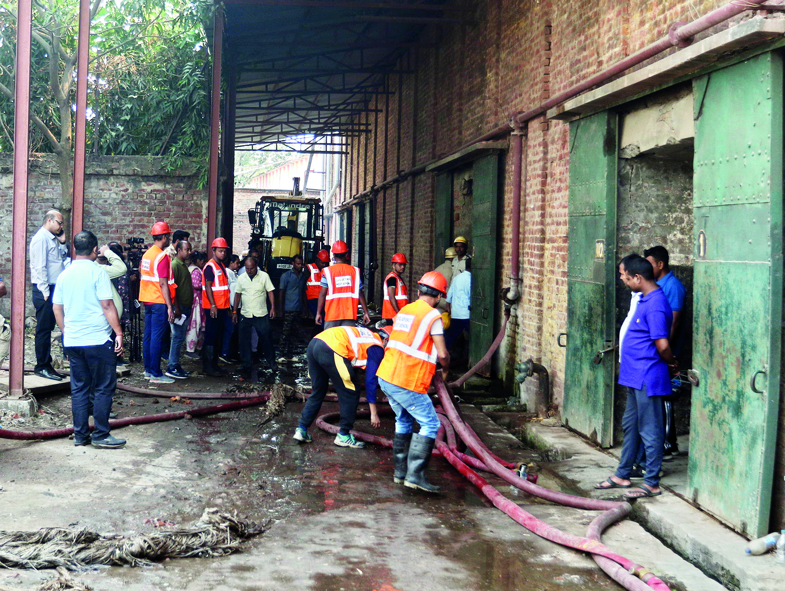 Kadapara: Major fire breaks out at jute mill, none hurt Kadapara: Major fire breaks out at jute mill, none hurt
