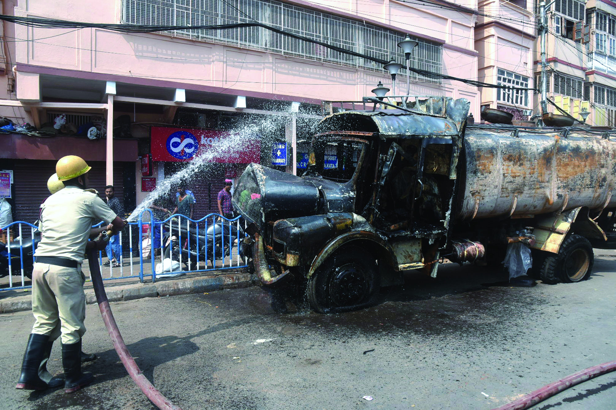 Helper charred to death after oil tanker catches fire Helper charred to death after oil tanker catches fire