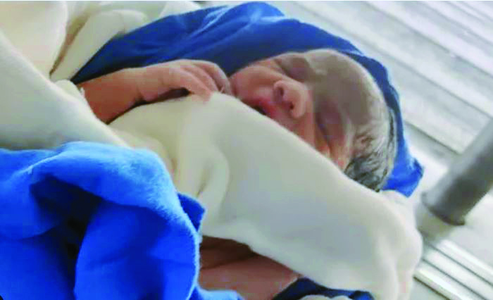 Woman delivers baby at busy road in Greater Noida, two nurses come to help