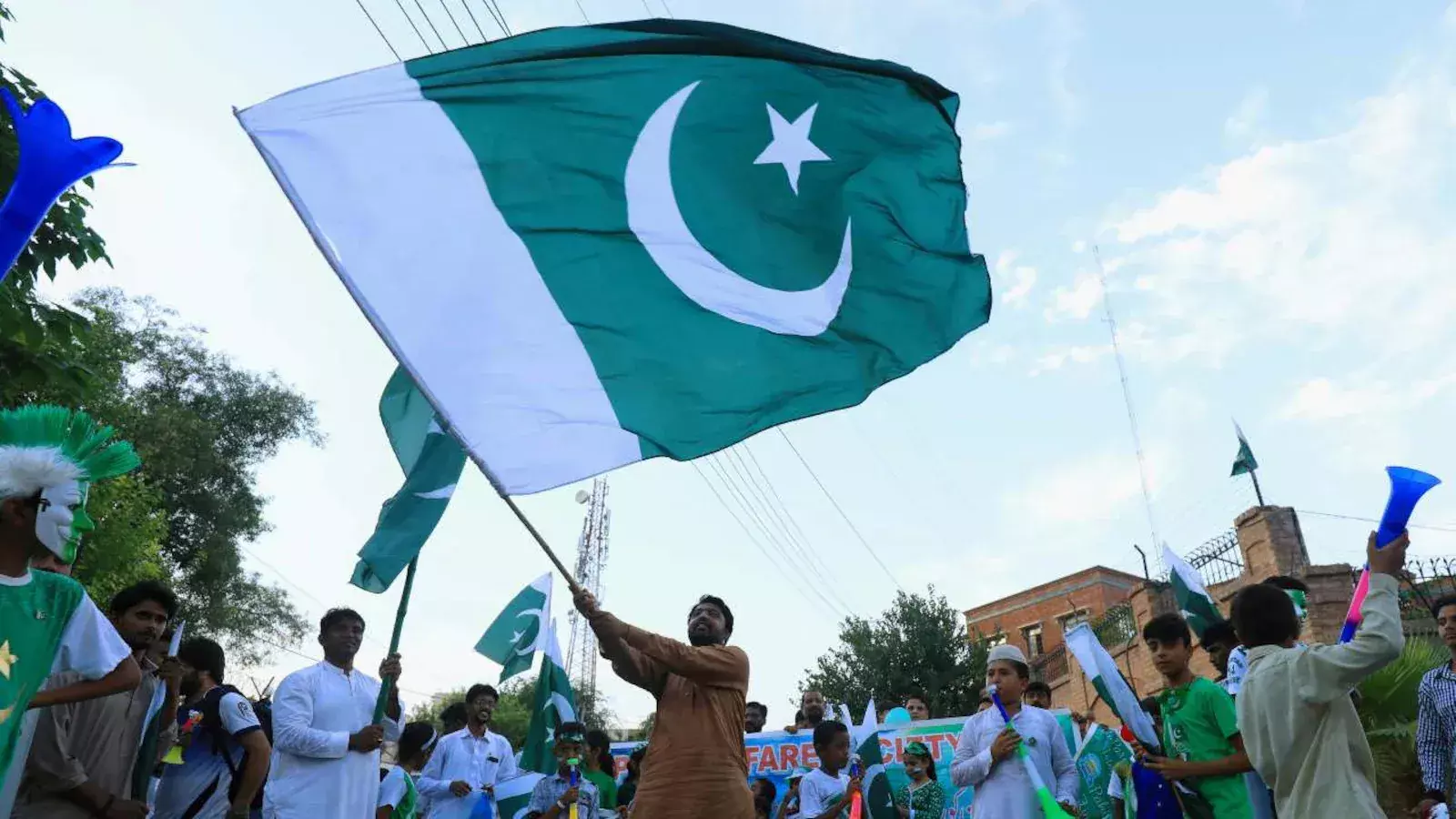 Newly-elected lawmakers sworn in at inaugural session of Pakistans National Assembly