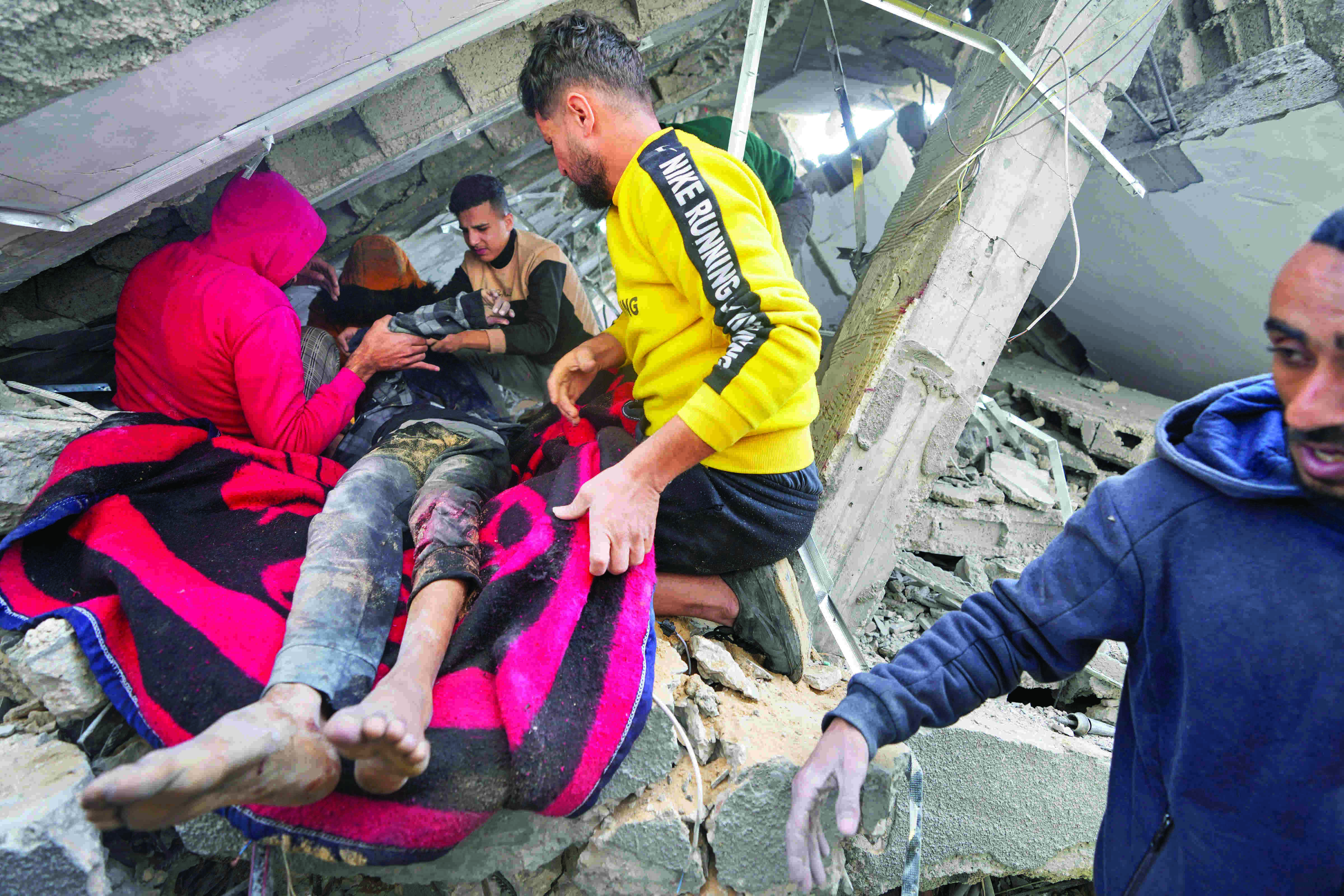 हमास-इजरायल युद्धः 100 से अधिक मारे गए