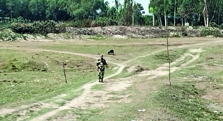 Balurghat: ‘BSF forcibly put up barbed wire fence in fairground’ Balurghat: ‘BSF forcibly put up barbed wire fence in fairground’