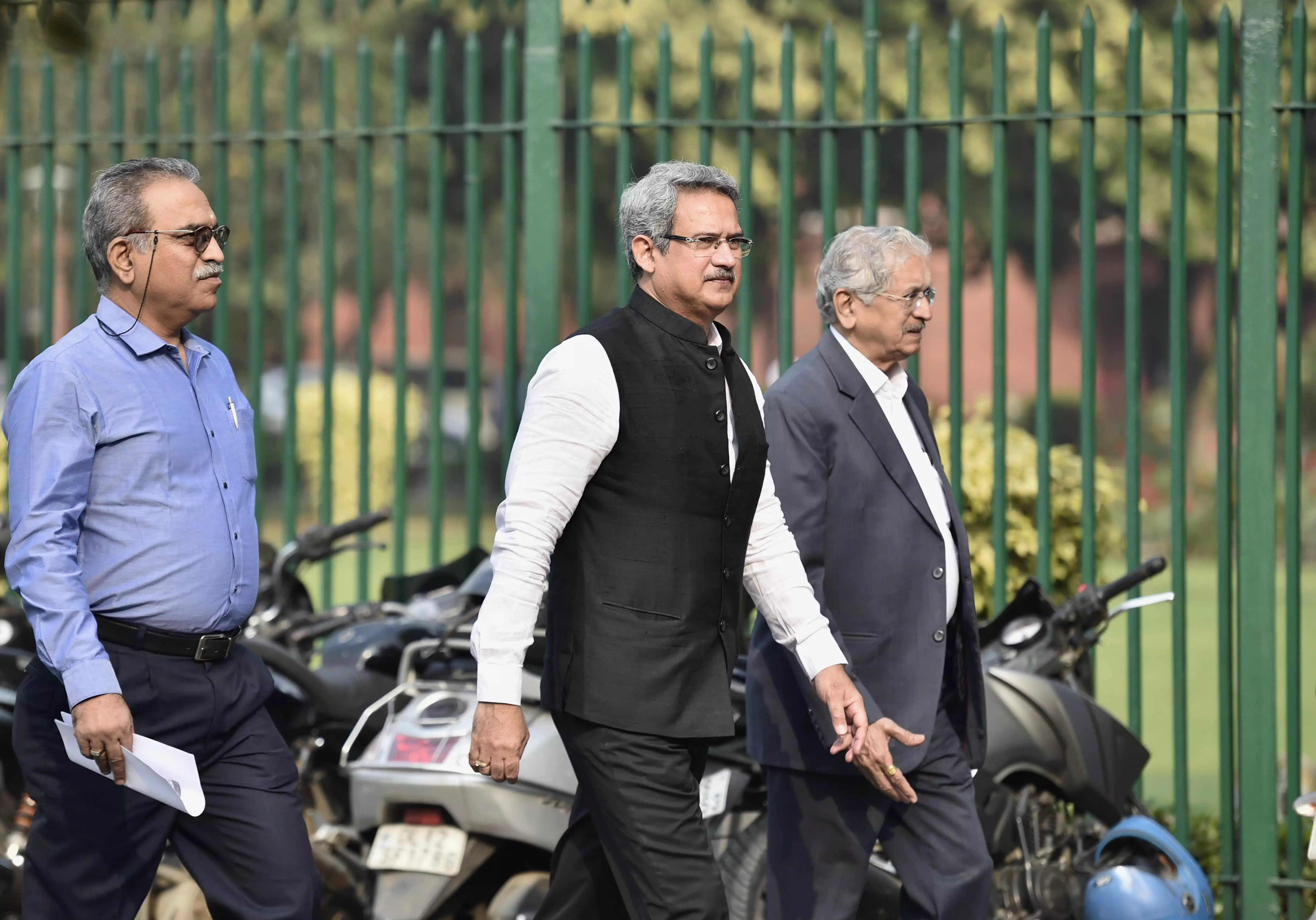 Fund withdrawal complaint: Shiv Sena (UBT) leader Anil Desai appears before EOW Fund withdrawal complaint: Shiv Sena (UBT) leader Anil Desai appears before EOW