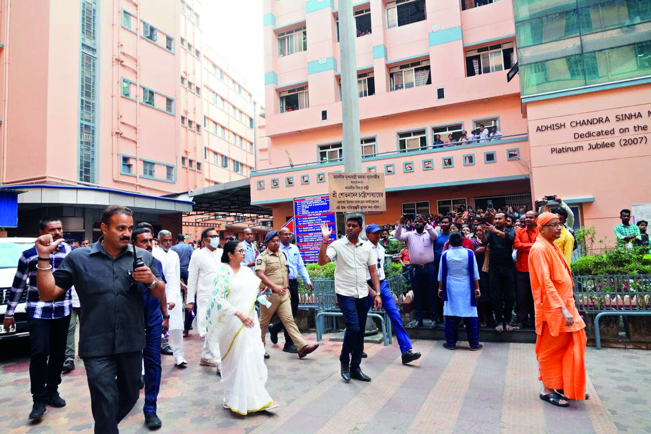 Mamata visits president of Ramakrishna Mission at hosp Mamata visits president of Ramakrishna Mission at hosp
