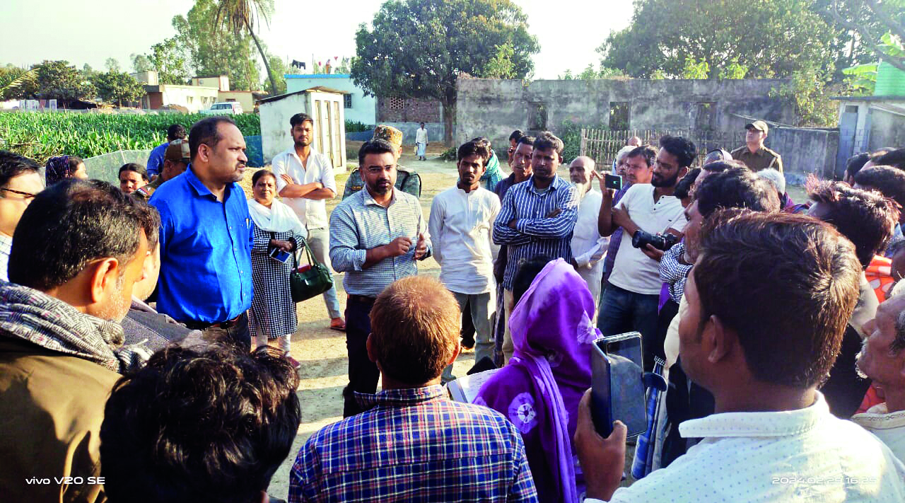 DM inspects low voter turnout areas in South Dinajpur DM inspects low voter turnout areas in South Dinajpur