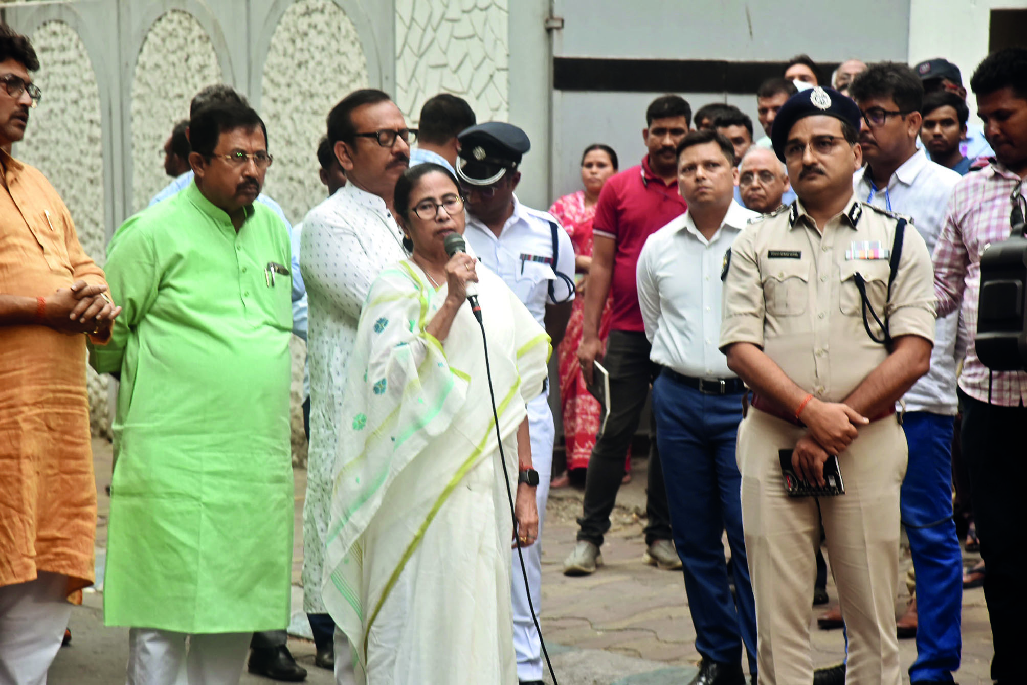 Bhawanipore bizman murder: Two held; CM visits family of deceased Bhawanipore bizman murder: Two held; CM visits family of deceased