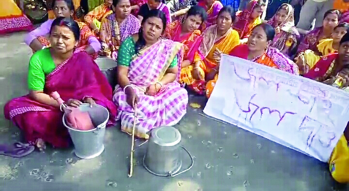 Hundreds of women block highway, demand solution