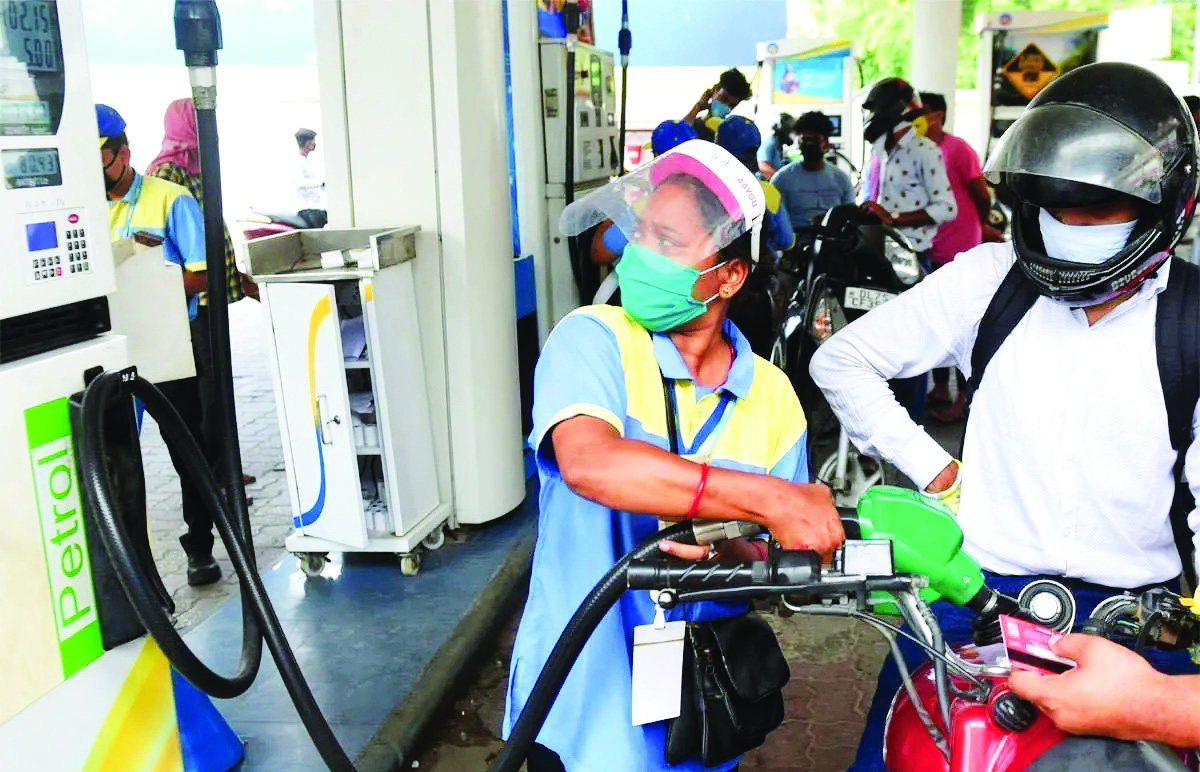 Petrol, diesel costliest in Andhra & Kerala, MP & Bihar close behind Petrol, diesel costliest in Andhra & Kerala, MP & Bihar close behind