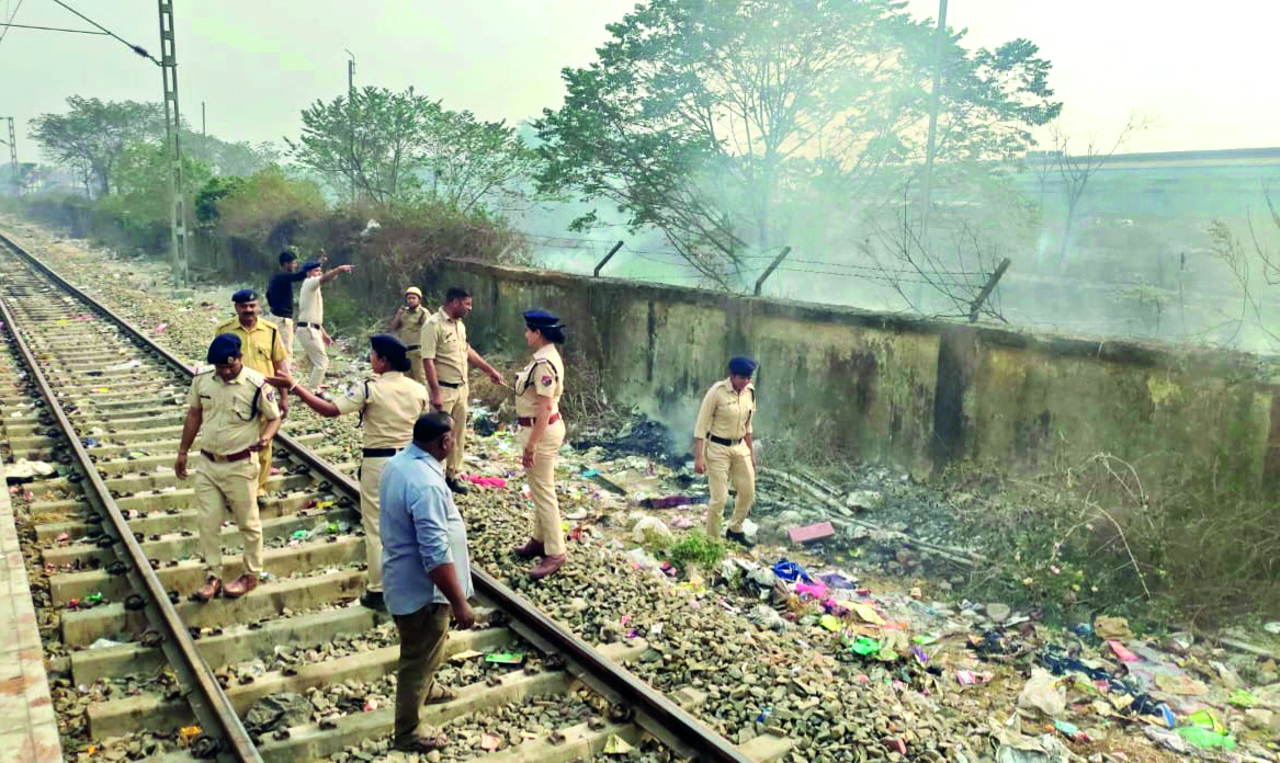 ‘People face health issues as Siliguri enveloped in thick smoke’ ‘People face health issues as Siliguri enveloped in thick smoke’