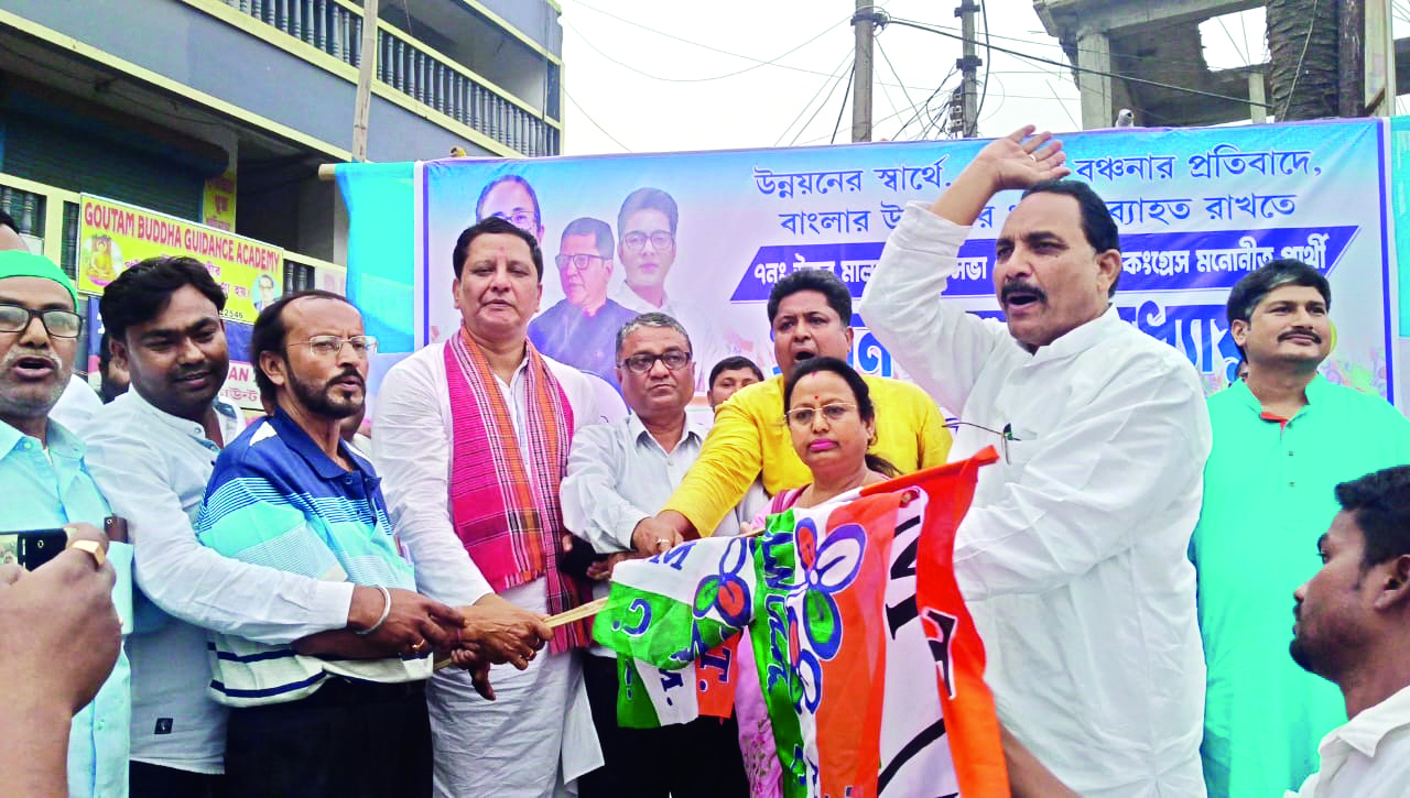 Dipali Biswas, vice-president of dist BJP, joins TMC in Malda Dipali Biswas, vice-president of dist BJP, joins TMC in Malda