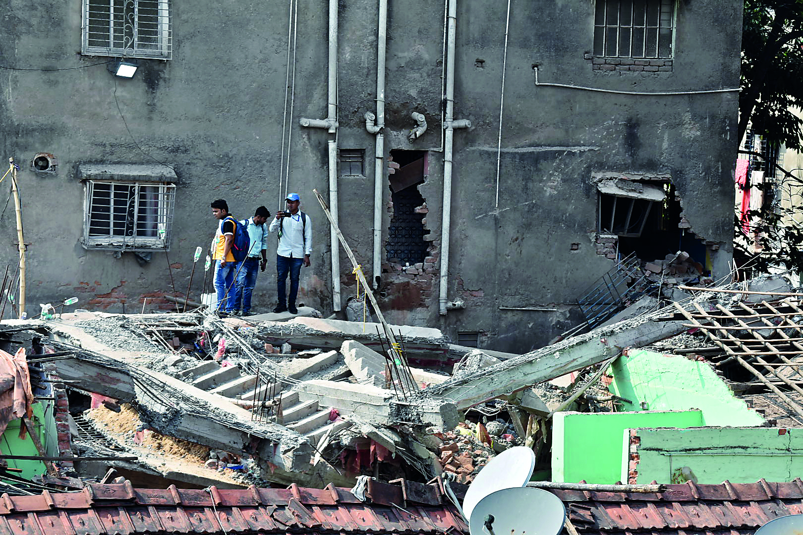 Garden Reach tragedy: Another body recovered, toll rises to 11 Garden Reach tragedy: Another body recovered, toll rises to 11
