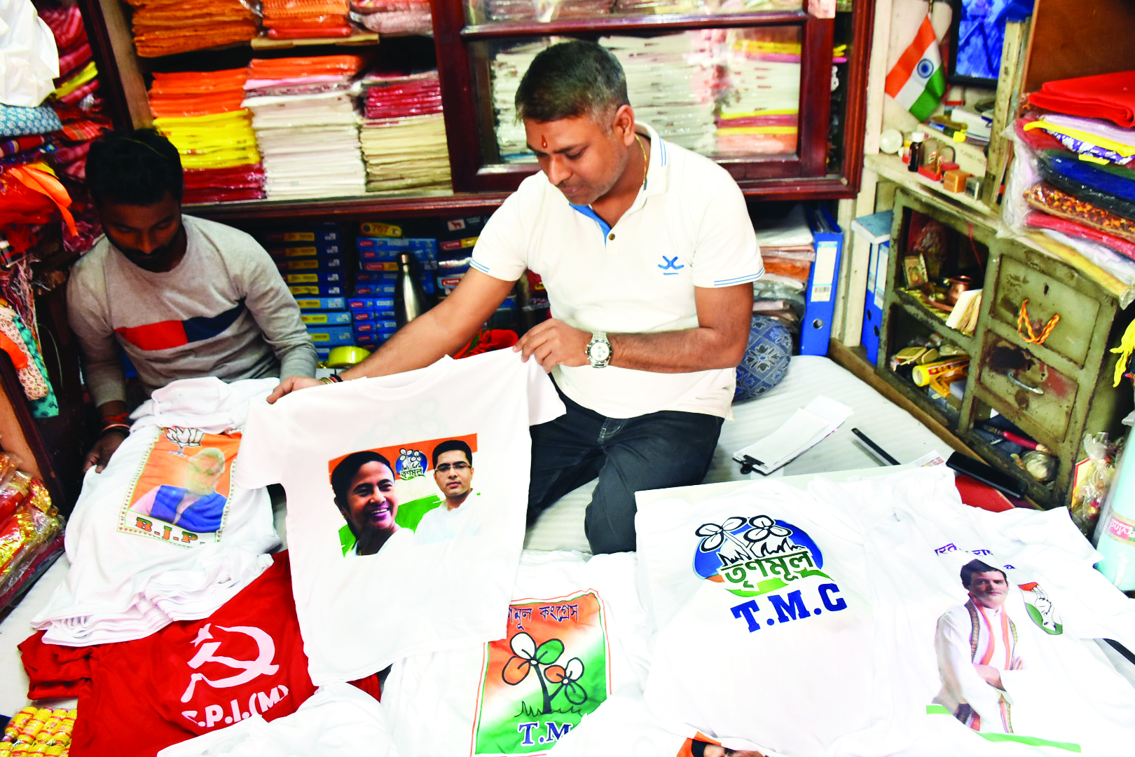LS polls: Sarees, t-shirts and caps with party symbols flood markets of Siliguri