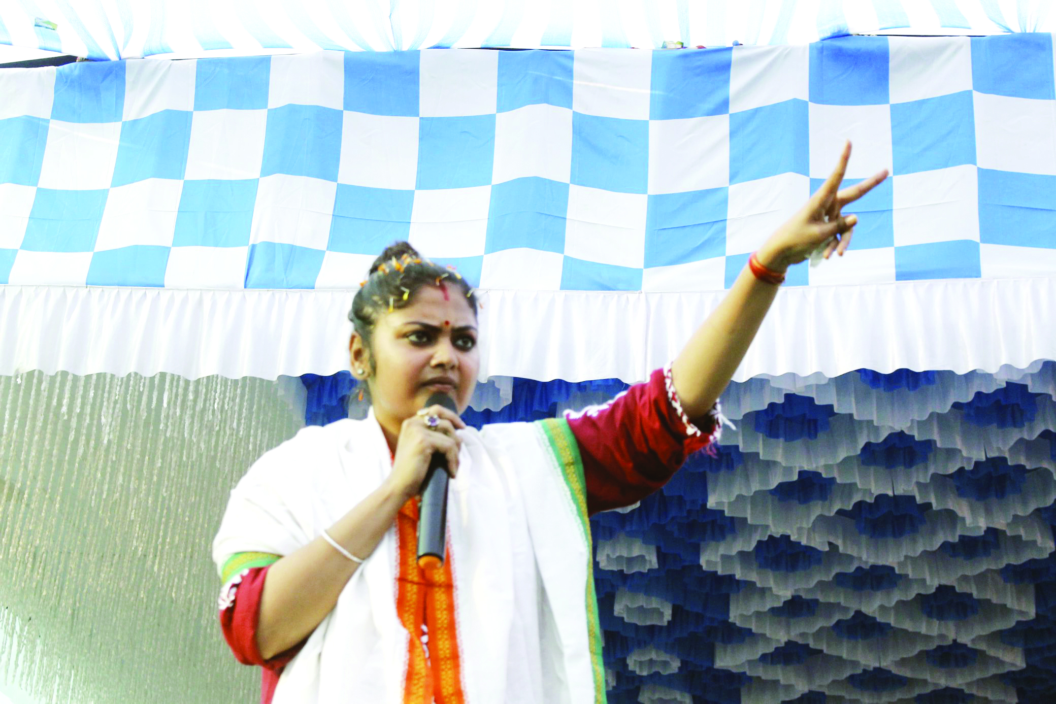 Saayoni Ghosh takes part in pre-Holi celebration during campaign in Sonarpur