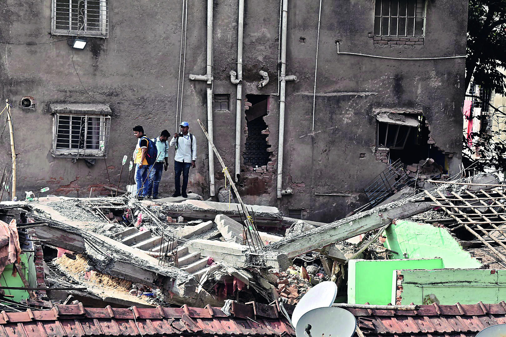 Occupied illegal buildings become obstacle in KMC’s demolition drive Occupied illegal buildings become obstacle in KMC’s demolition drive
