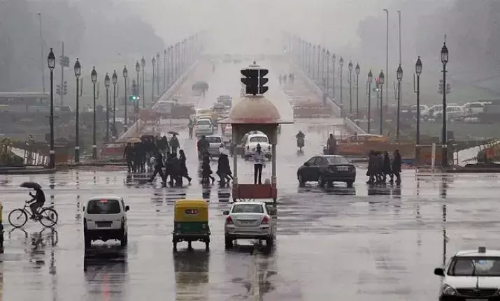Delhi records minimum temperature of 21.8 deg C; weather office forecasts thunderstorm