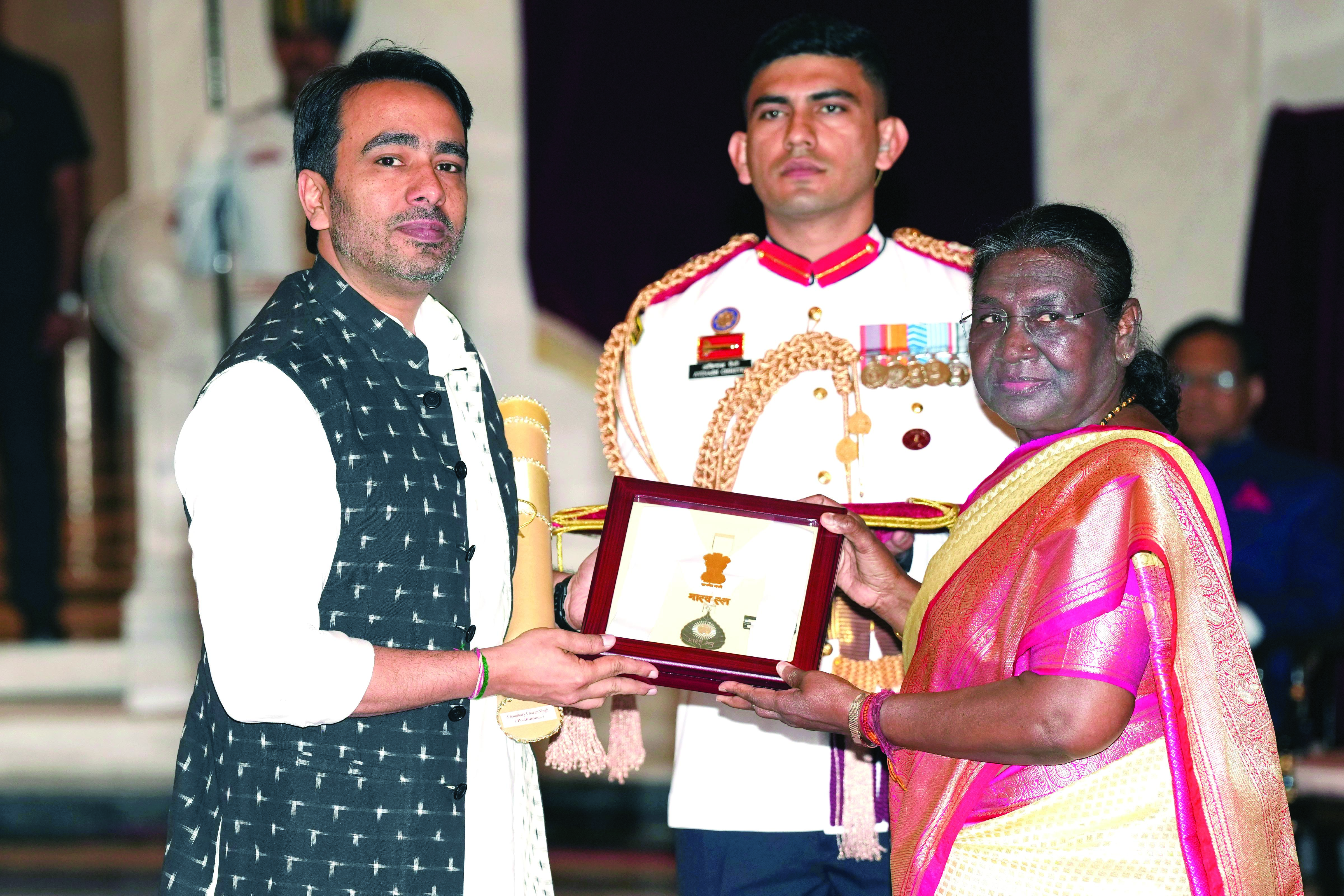 Prez confers Bharat Ratna on former PMs Narasimha Rao, Charan Singh & 2 others