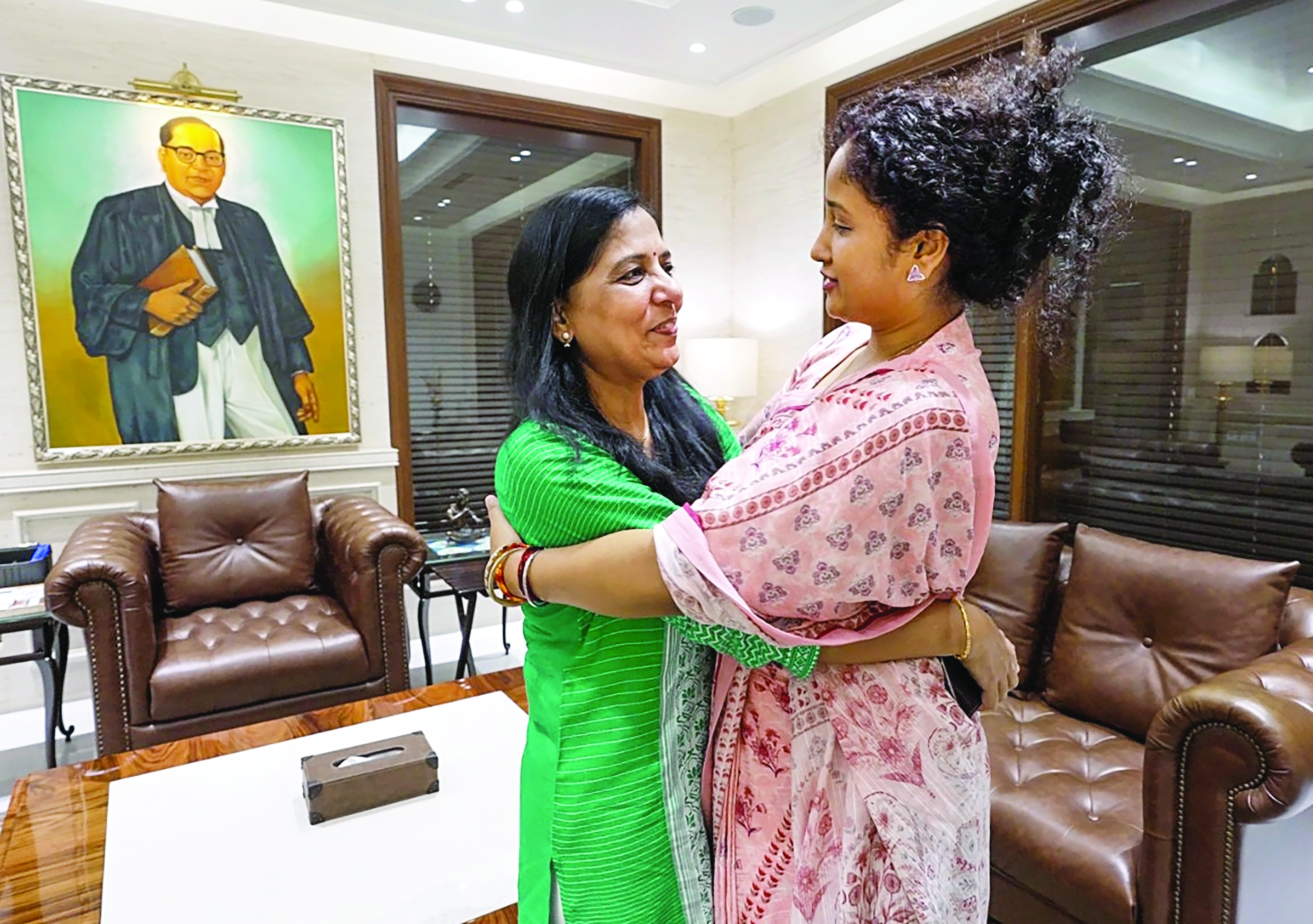 Kalpana Soren meets Sunita Kejriwal, says Jharkhand stands with Delhi CM Kalpana Soren meets Sunita Kejriwal, says Jharkhand stands with Delhi CM