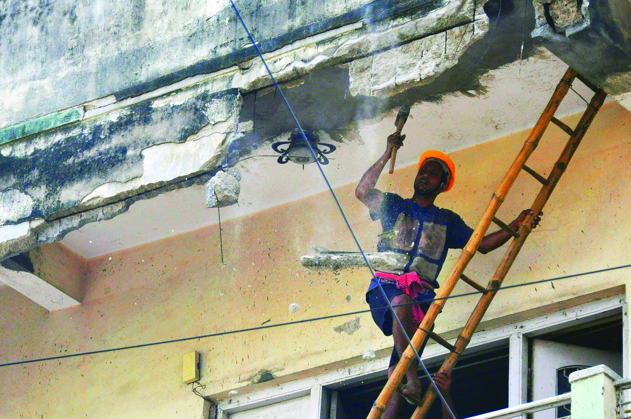 Portion of decrepit building collapses on road in Chetla Portion of decrepit building collapses on road in Chetla