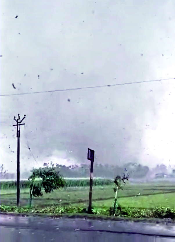 Even before storm-ravaged North Bengal braces itself, fresh thunderstorm warnings issued