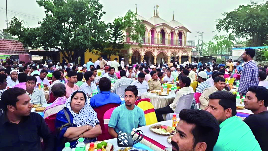 Harishchandrapur Police arranges Iftar party in front of Kali Temple