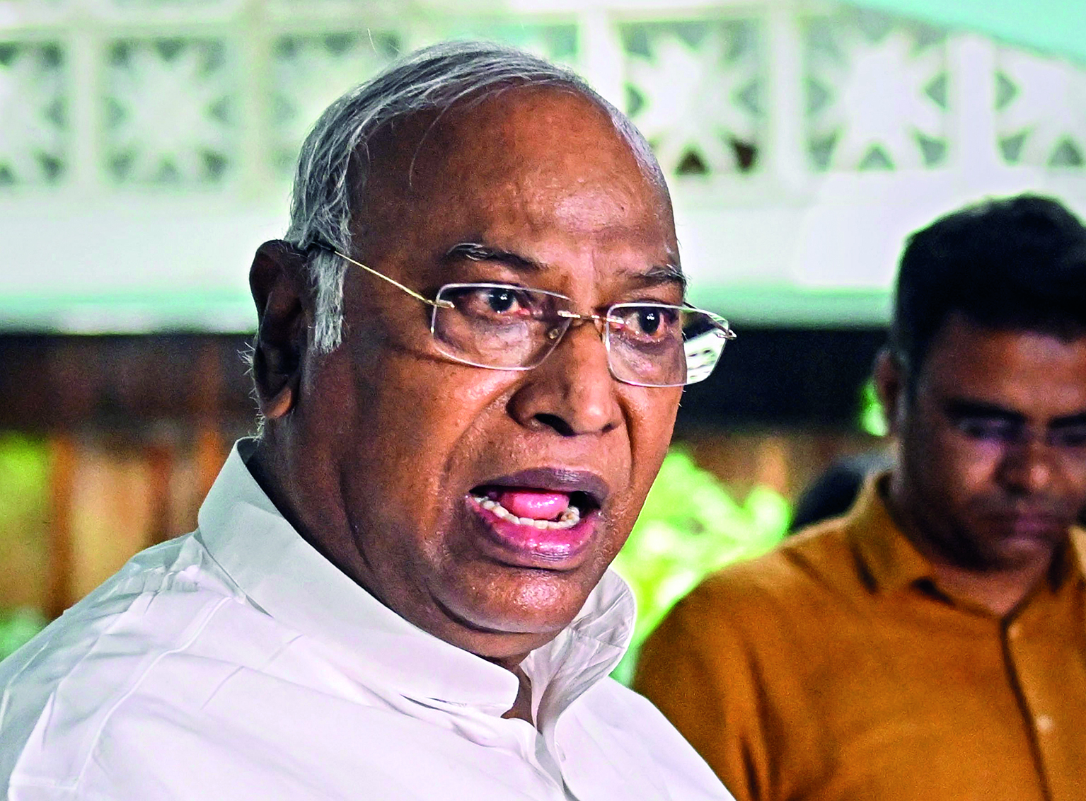 Kharge launches Congress’ ‘Ghar Ghar Guarantee’ initiative ahead of LS polls Kharge launches Congress’ ‘Ghar Ghar Guarantee’ initiative ahead of LS polls