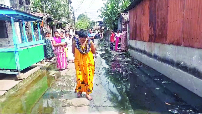 Locals protest against waterlogging due to overflowing drains in Siliguri