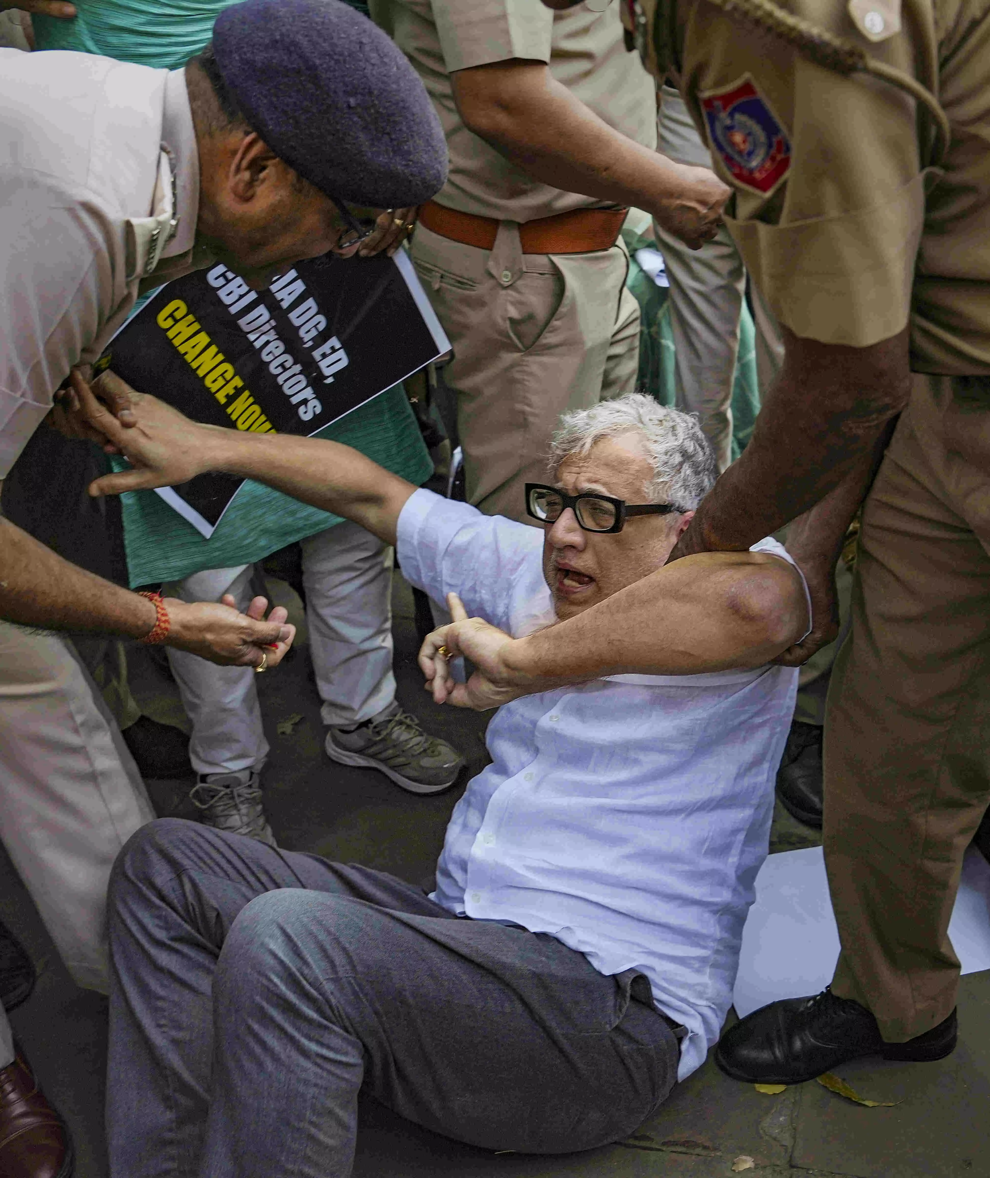 TMC leaders holding dharna outside EC office detained by Delhi Police TMC leaders holding dharna outside EC office detained by Delhi Police