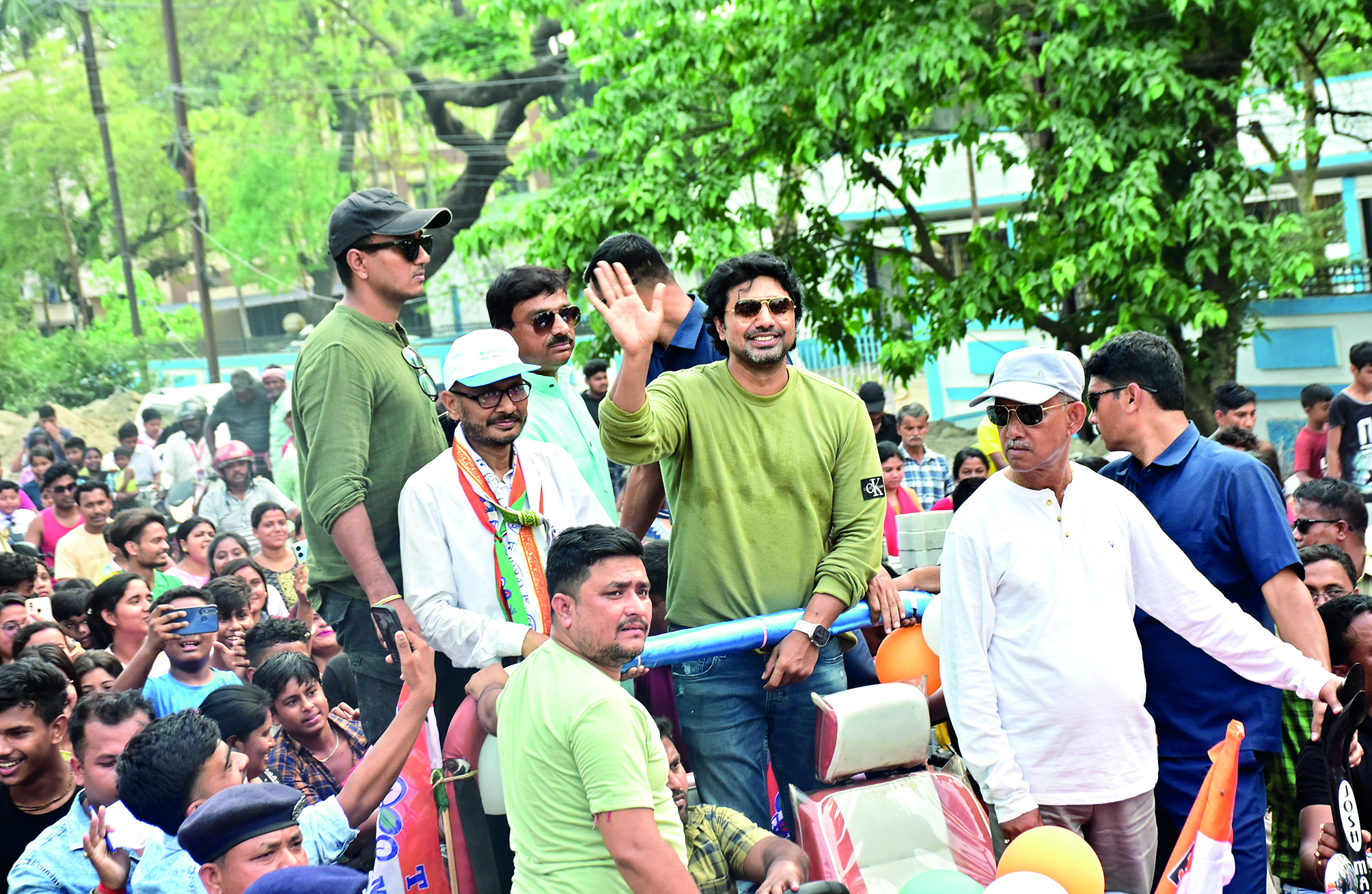 Thousands turn up to catch a glimpse of Dev on campaign trail