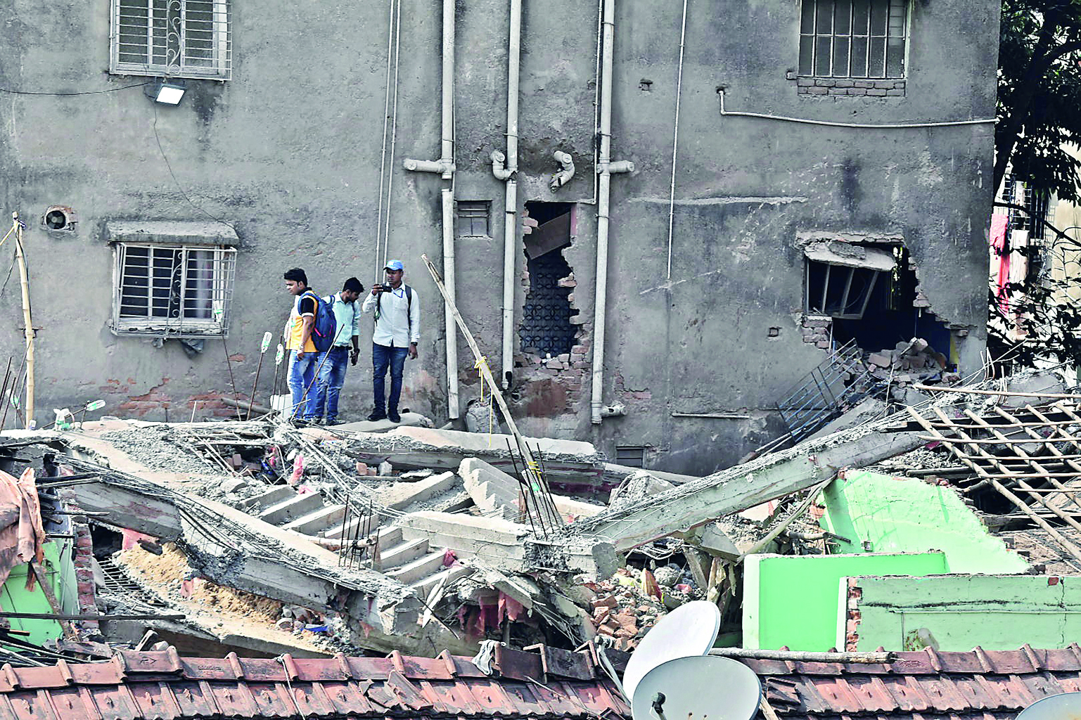 Garden Reach collapse: KMC to rope in experts for soil test Garden Reach collapse: KMC to rope in experts for soil test