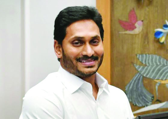 Stone hurled at Andhra CM, ignites war of words
