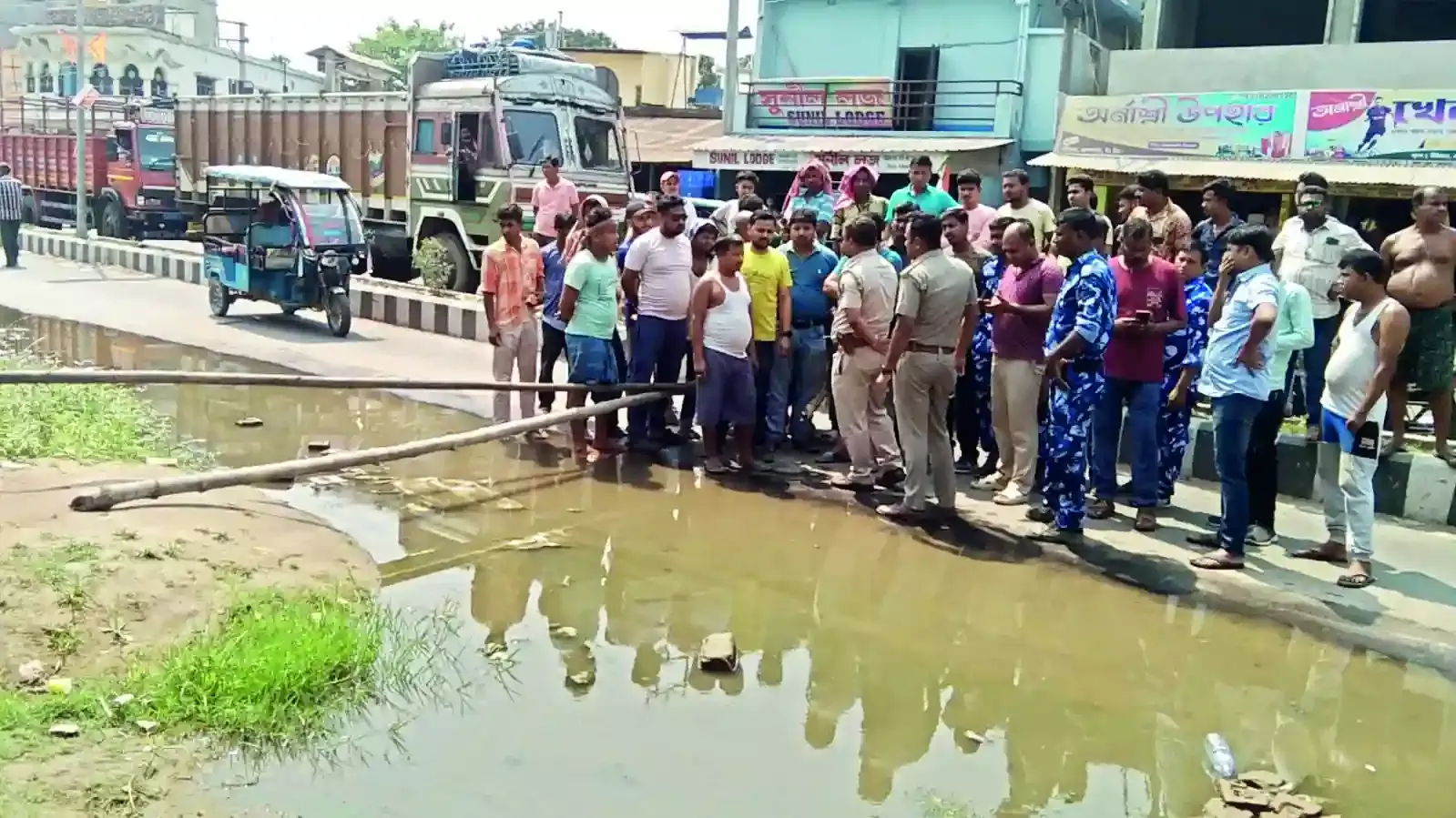 Inundation of road: Traders & locals block state highway