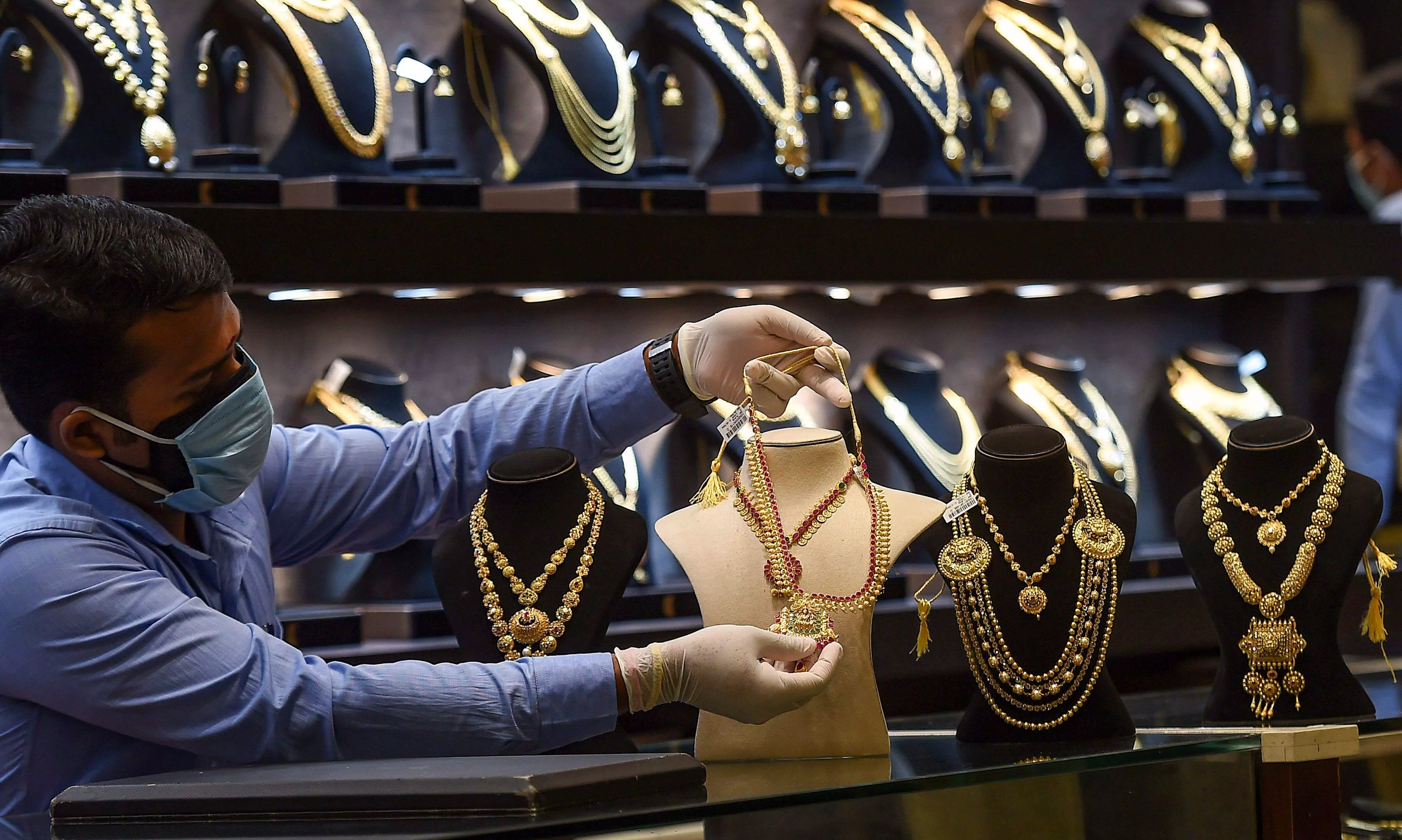 Gold futures fall on low demand Gold futures fall on low demand