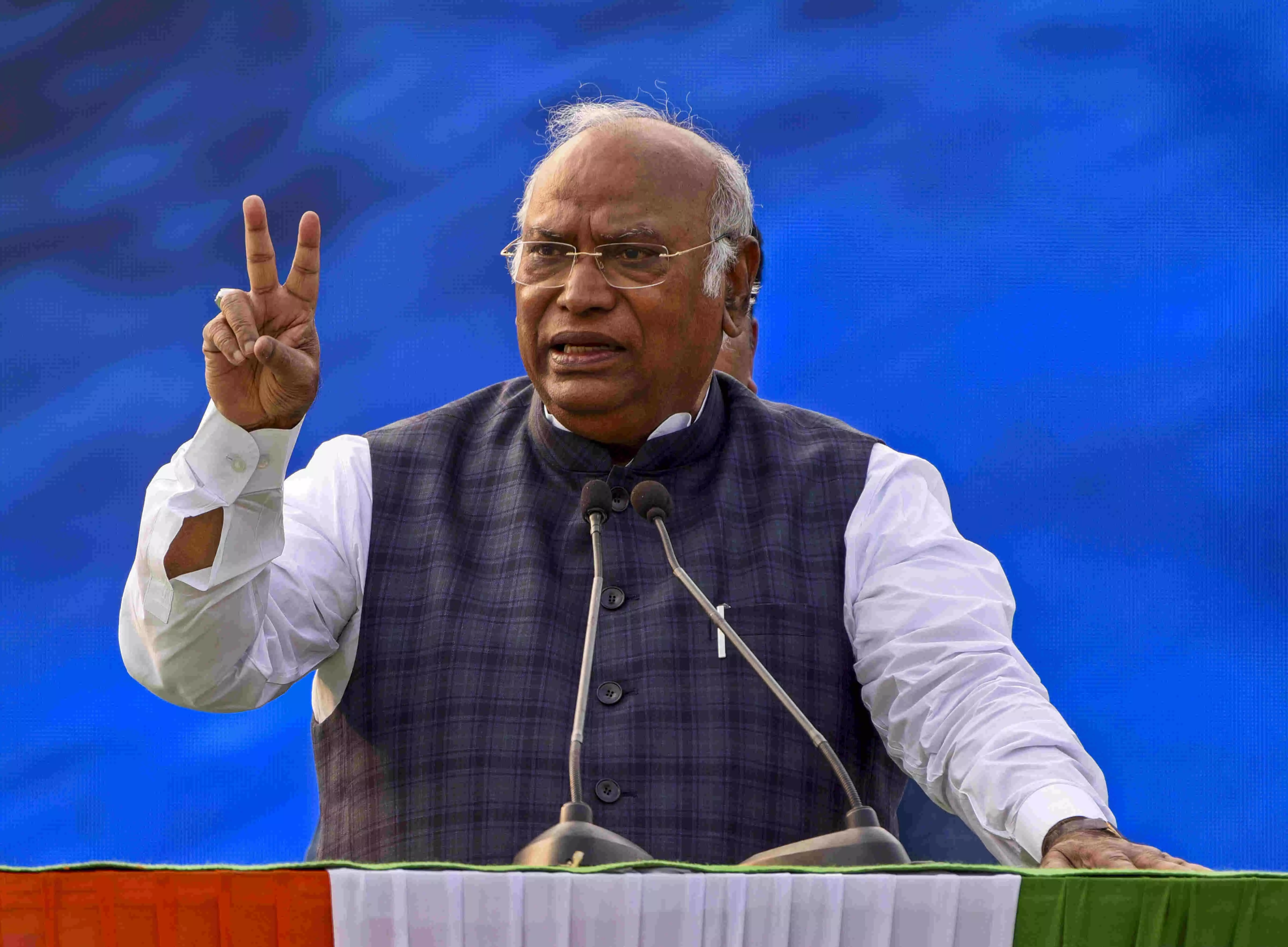 Modis guarantees are false: Mallikarjun Kharge