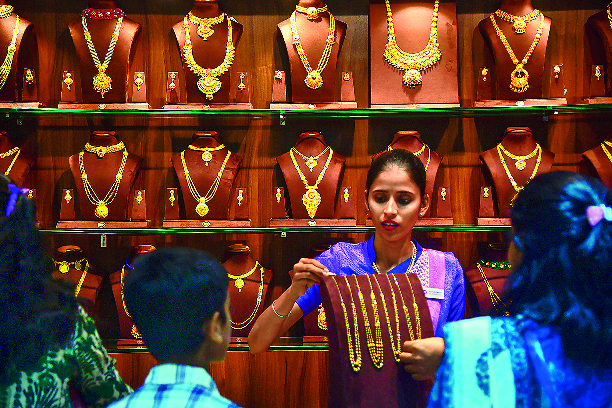 Gold, silver prices hit fresh peaks on strong global cues