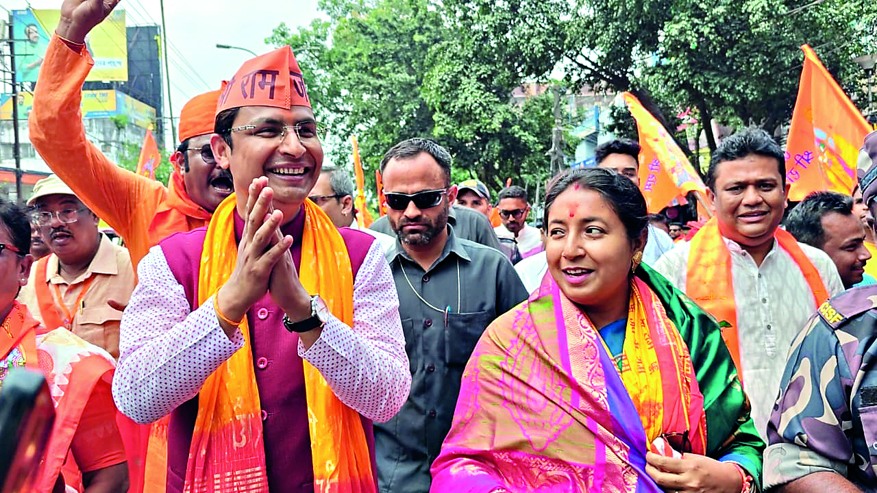 TMC & BJP leaders walk together in Ram Navami procession