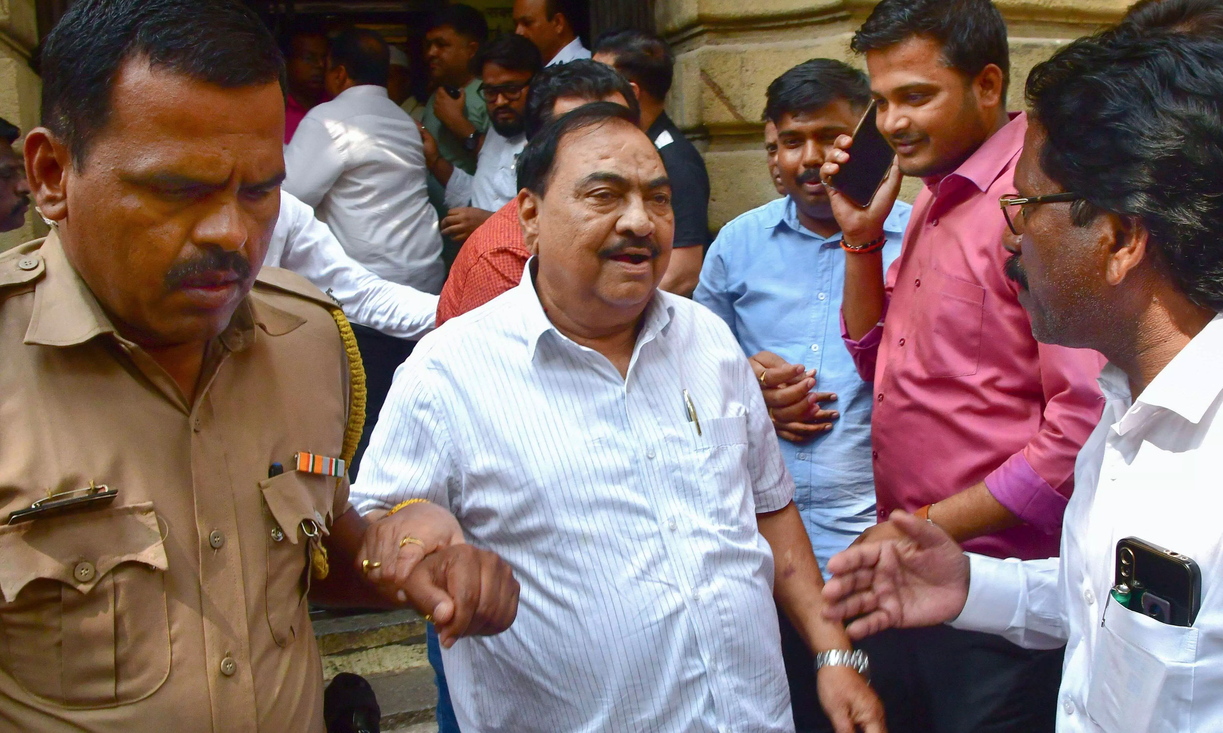 Ex-Maharashtra minister Eknath Khadse receives threat call, probe underway Ex-Maharashtra minister Eknath Khadse receives threat call, probe underway
