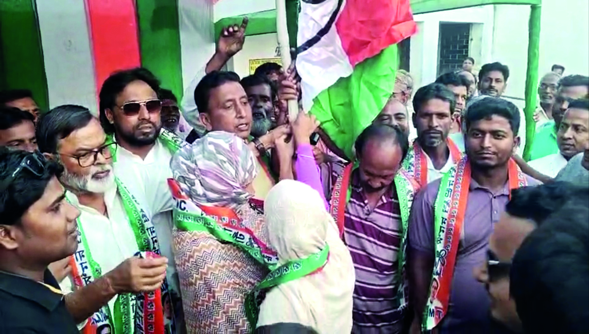 Malda: More than 1K Cong-CPI(M) alliance workers join Trinamool Malda: More than 1K Cong-CPI(M) alliance workers join Trinamool