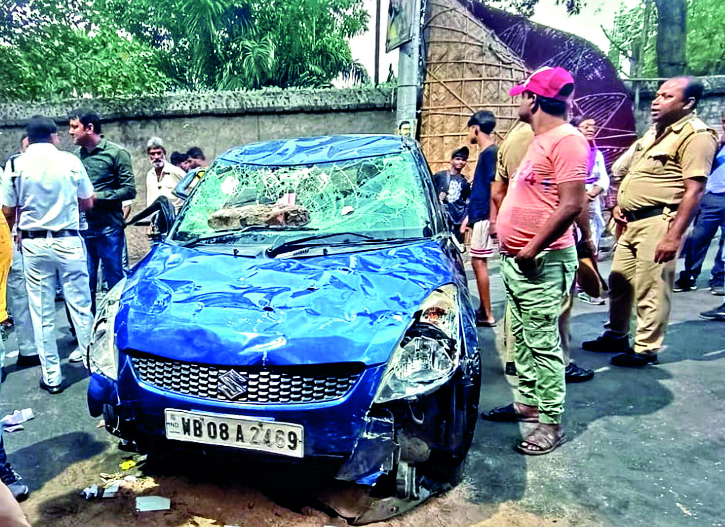 Phoolbagan: 3 injured as ‘drunk car driver’ hits them Phoolbagan: 3 injured as ‘drunk car driver’ hits them